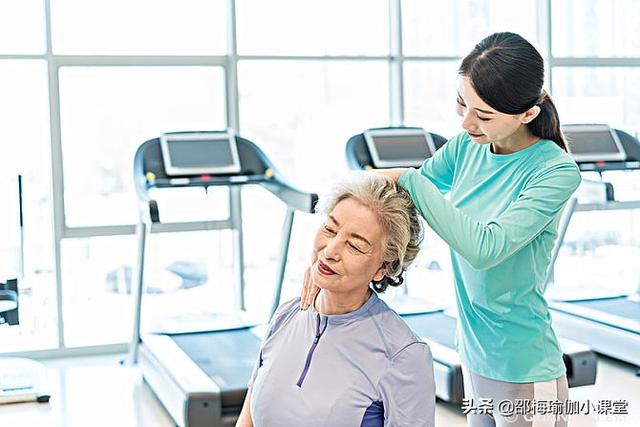 健身瑜伽视频教程初级（我想看健身瑜伽）